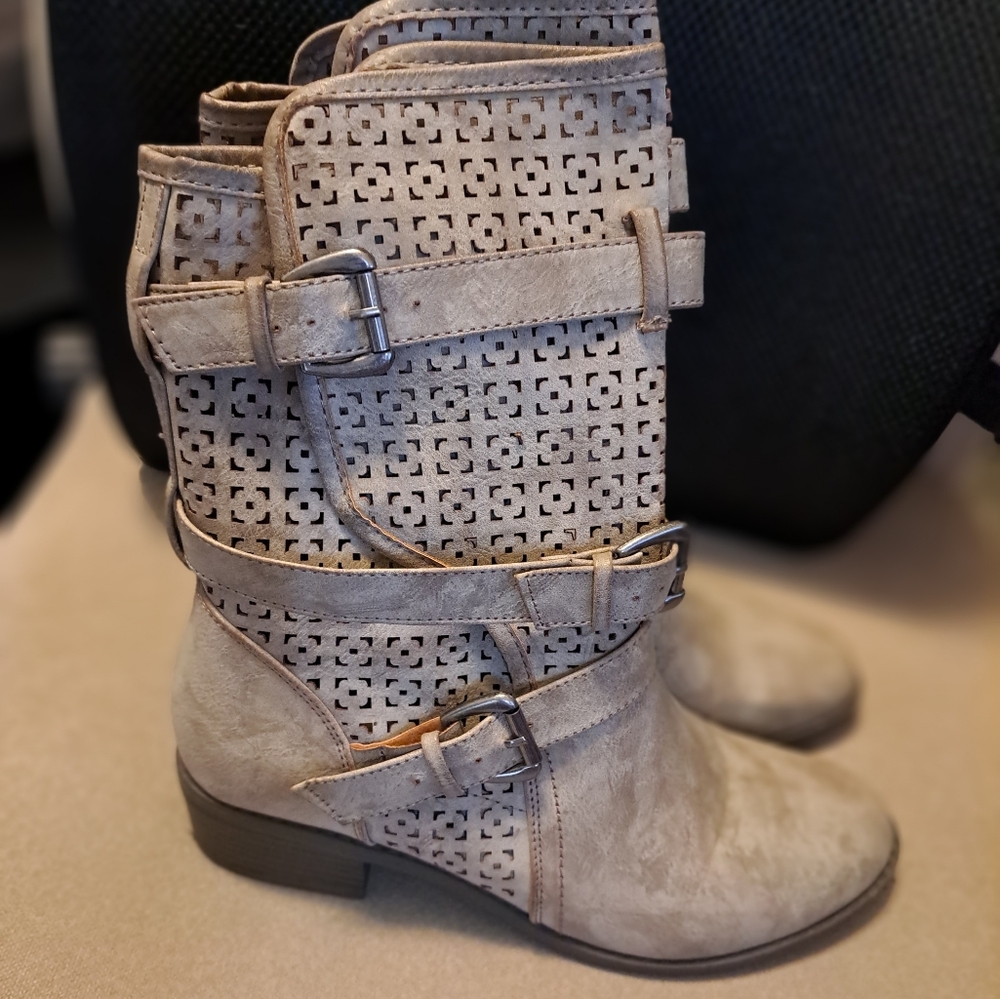 8.5 Just Fab Tan Pull On Moto Boots W Buckle And Cut Out Accents